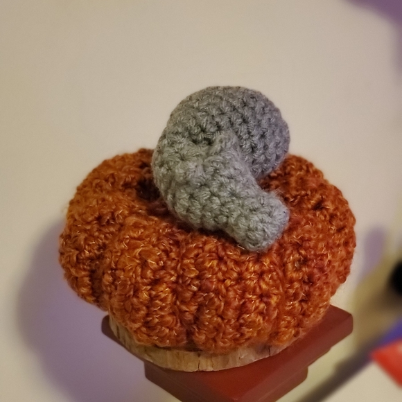 Sweet sleeping hippo on scented fall pumpkin - Picture 4 of 5